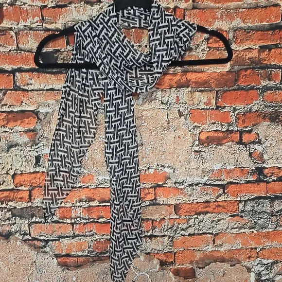 Chic Black and White Geometric Scarf - Picture 1 of 8